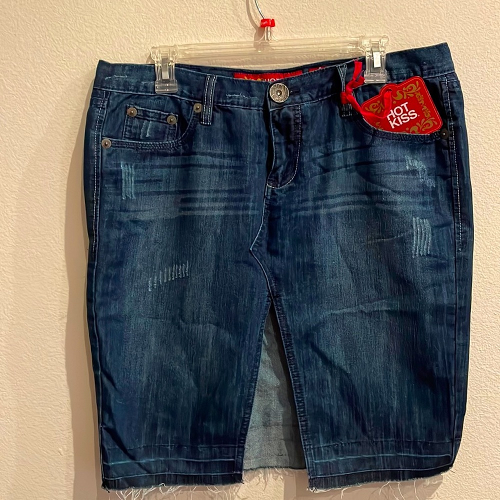 Hot Kiss brand ladies denim skirt in size 13. Material 70% cotton 30% polyester.
